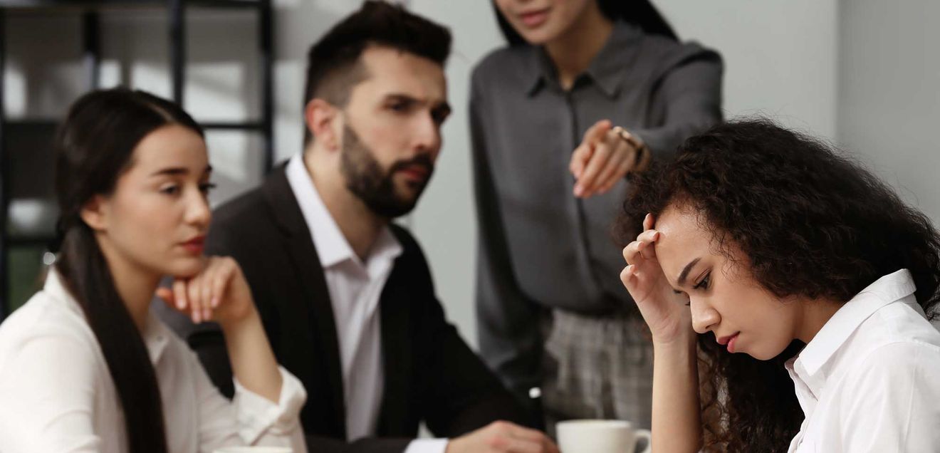 Beruf und Führung: Der stille Saboteur: Wie toxische Kollegen Teams zersetzen Beruf und Führung: Der stille Saboteur: Wie toxische Kollegen Teams zersetzen
