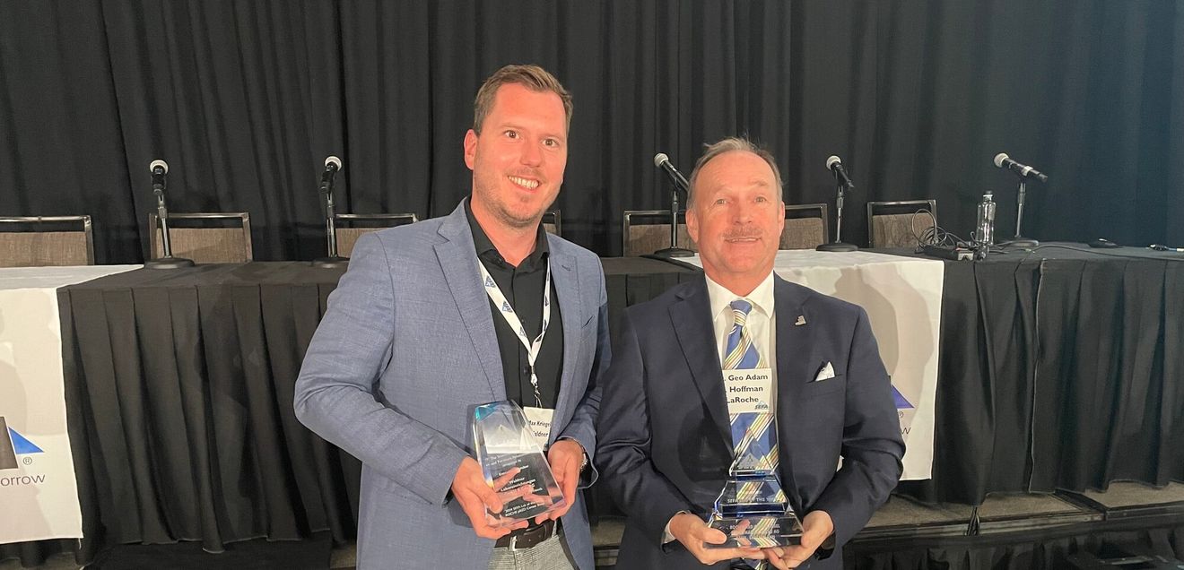 Max Kriegel von Waldner und Geo Adam von Roche Max Kriegel (Vertriebsleiter Schweiz) von Waldner (links) und Dr. Geo Adam (Global Head of pRED Facilities and Infrastructure Projects) von Roche nehmen die Auszeichnung “Lab of the Year 2024” der SEFA in den USA entgegen.