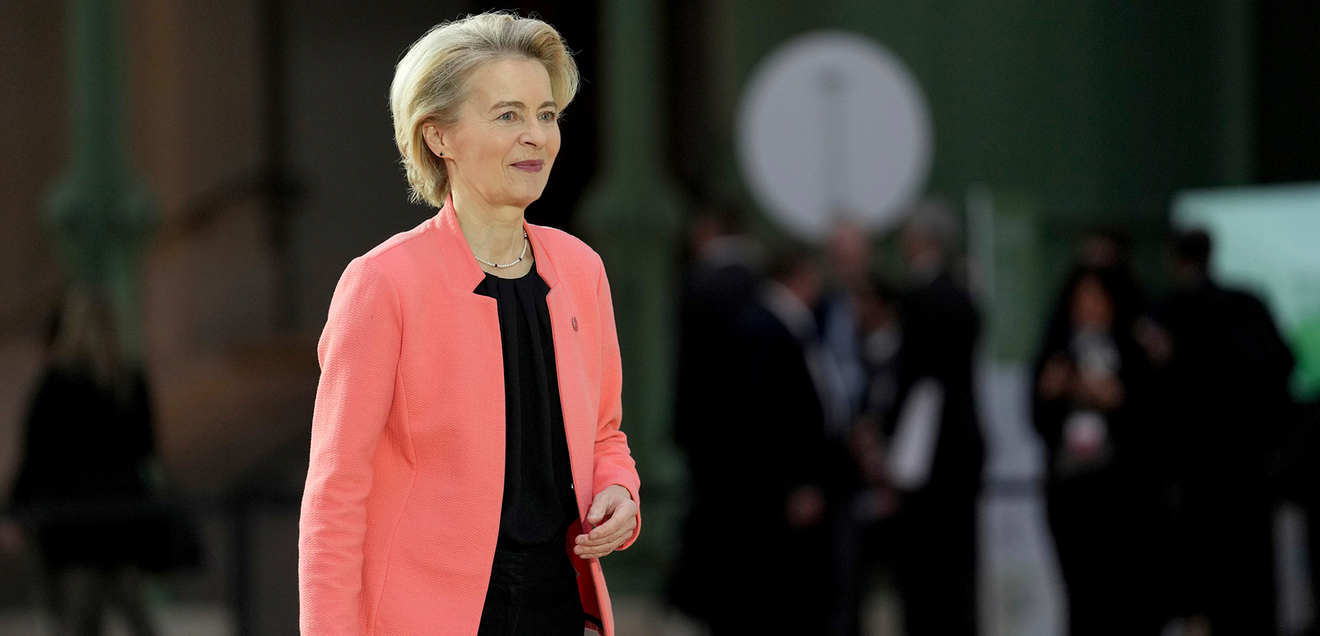 Die Präsidentin der Europäischen Kommission, Ursula von der Leyen, trifft während des Aktionsgipfels für künstliche Intelligenz im Grand Palais ein. Die Präsidentin der Europäischen Kommission, Ursula von der Leyen, trifft während des Aktionsgipfels für künstliche Intelligenz im Grand Palais ein.