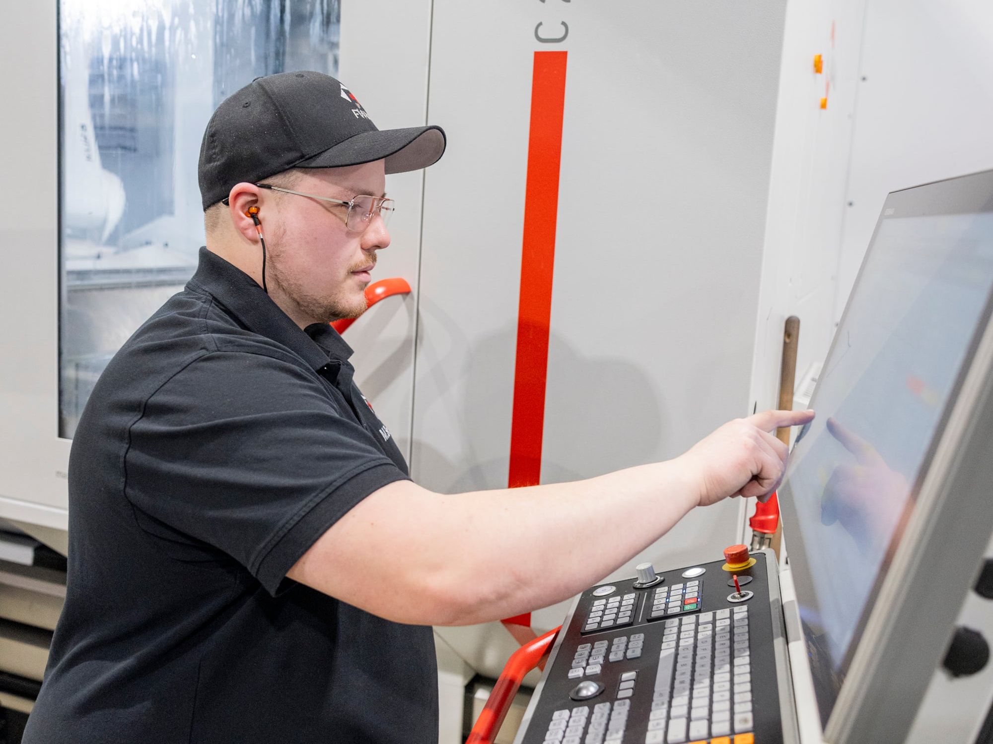 Maximilian Skarba programmiert direkt an der Maschine