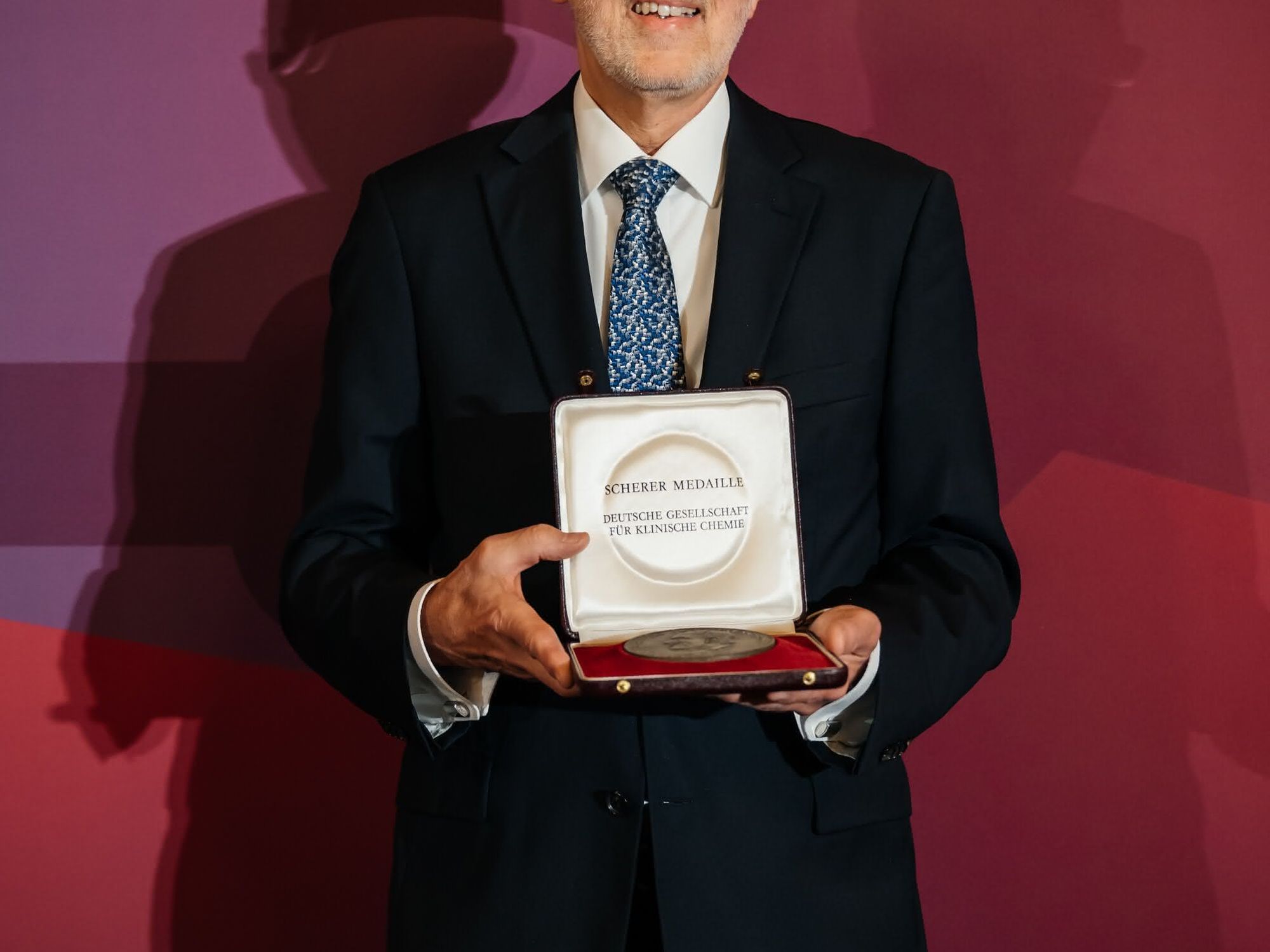 Prof. Dr. Dr. Klaus Peter Kohse mit der Scherer-Medaille in seinen Händen