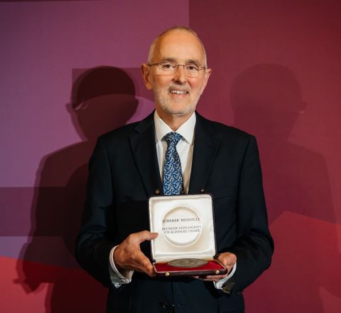 Scherer-Medaille 2025: Klaus P. Kohse ausgezeichnet Prof. Dr. Dr. Klaus Peter Kohse mit der Scherer-Medaille in seinen Händen
