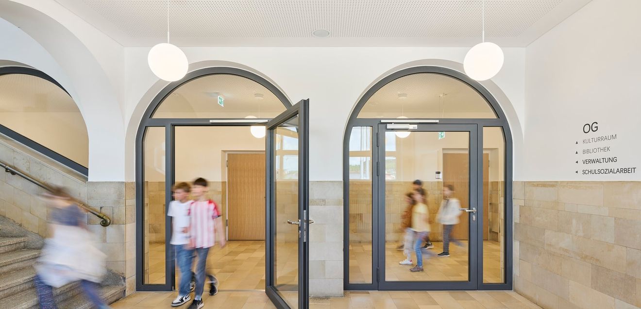 Im Juni 2025 konnten die Modernisierung der Schulgebäude sowie die Neugestaltung des Schulhofs erfolgreich abgeschlossen und eingeweiht werden. Im Juni 2025 konnten die Modernisierung der Schulgebäude sowie die Neugestaltung des Schulhofs erfolgreich abgeschlossen und eingeweiht werden.