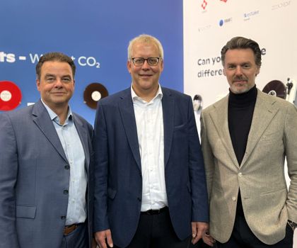 Krahn Chemie sichert sich BASF-Luwax-Vertriebsrechte für Premiumwachse V.l.n.r.: Karlheinz Schuster, Geschäftsführer von Krahn Chemie Deutschland, Larsen Kolberg, Director Distributor Management Engineering Plastics, EMEA bei BASF, und Martin John, CEO der KRAHN Chemie Gruppe © Krahn Chemie