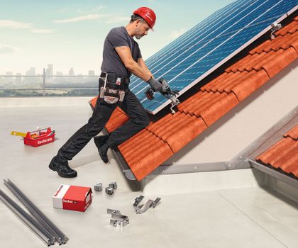 Mit den neuen fischer Solarsystemen meistern Monteure unterschiedliche Befestigungssituationen bei der Montage von Solaranlagen – von kleinen Installationen im Eigenheim bis zu großen Industrieanlagen. Sonne trifft Dach – eine zukunftssichere Verbindung
