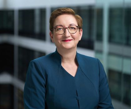 Bundesbauminsterin Klara Geywitz Bundesbauminsterin Klara Geywitz lächelt freundlich in die Kamera