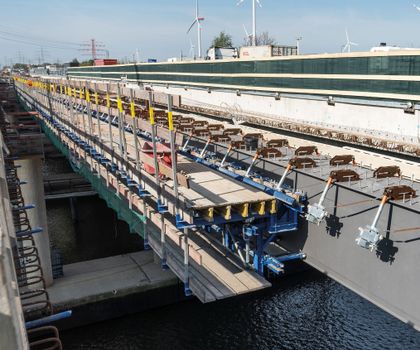 Doka-Schalwagen: Wie ein Transformer der Schalwagen von Doka musste für die Sanierung der Autobahnbrücke bei Hamburg umgebaut werden