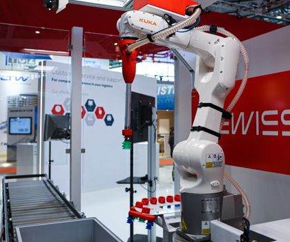 Nominiert als Produkt des Jahres 2025: Swisslog: KI-gestützter Kommissionierroboter ItemPiQ Nominiert als Produkt des Jahres 2025: Swisslog: KI-gestützter Kommissionierroboter ItemPiQ