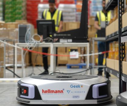 Automatisierte Lagerlösung: Hellmann implementiert mobile Robotik in E-Commerce-Zentrum in Dubai