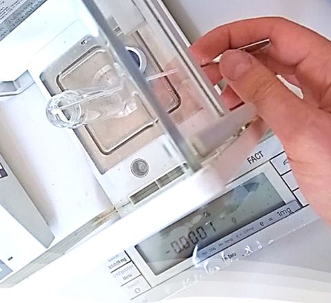 Einwaagen im GMP-Umfeld: Korrekte Wägeresultate mittels qNMR-Spektroskopie überprüfen Person beim Einwiegen