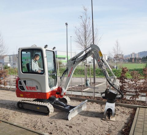 Arbeiten leicht gemacht mit Takeuchi TB 320 Ein Takeuchi-Minibagger TB 320 im Einsatz bei Straßenarbeiten