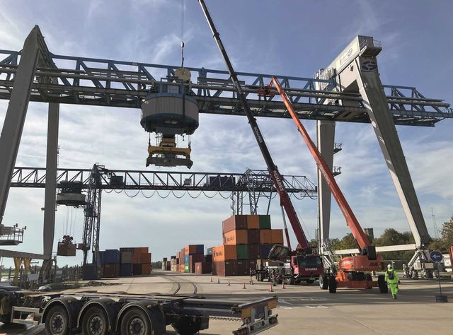 Energy chain systems: Crane retrofit in Emmerich Energy chain systems: Crane retrofit in Emmerich