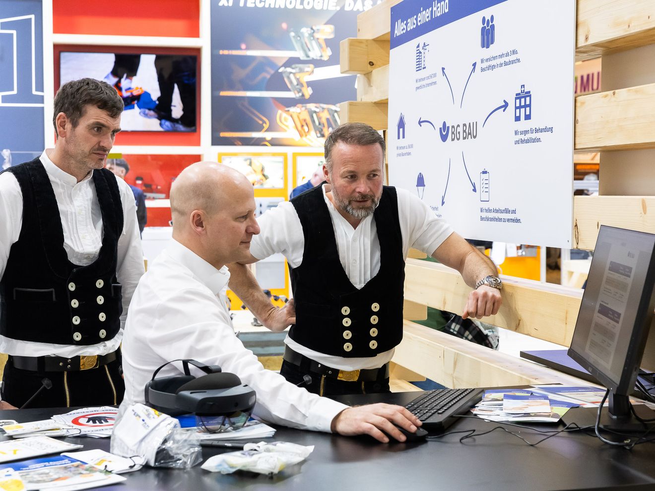 Beratung am Messestand der BG BAU Beratung am Messestand der BG BAU