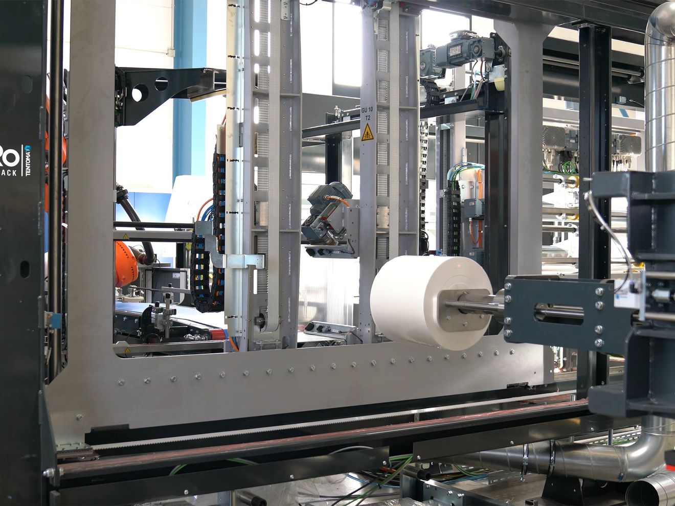Verpackungstechnik: Rollen robotergesteuert verpacken Verpackungstechnik: Rollen robotergesteuert verpacken