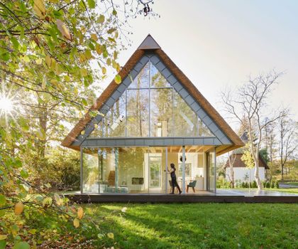 Das Wochenendhaus im Spreewald bietet auf zwei Etagen rund 75 Quadratmeter Wohnfläche (Foto: Wolfgang Zlodej/Solarlux GmbH)