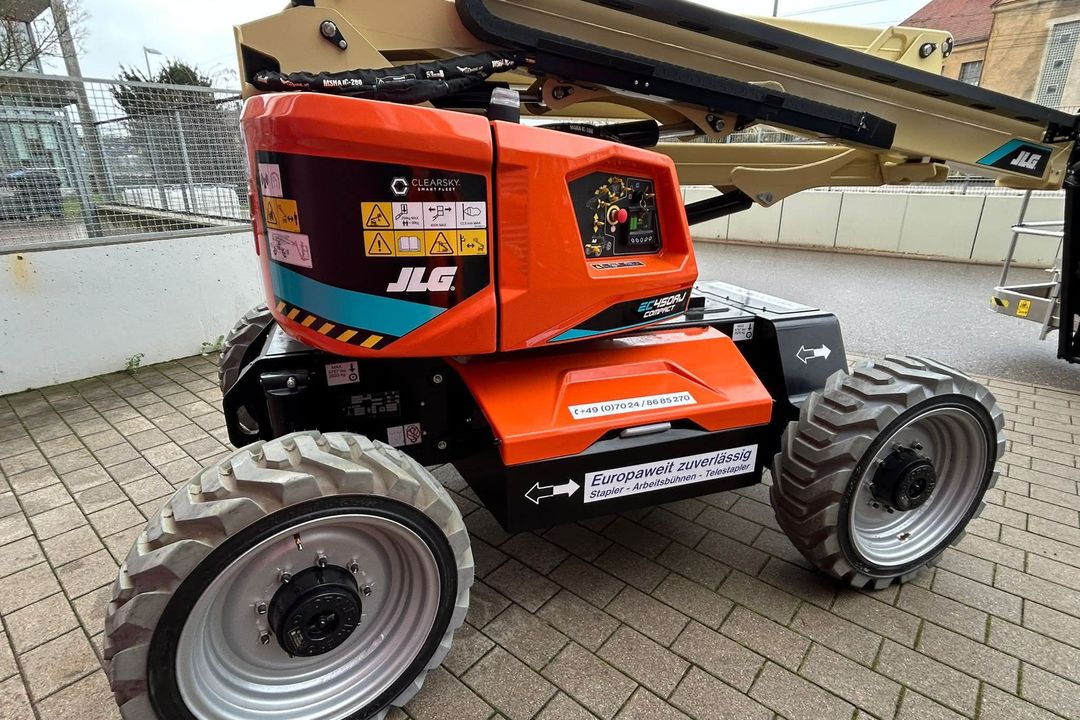 JLG Arbeitsbühne Eine neue elektrische Arbeitsbühne in roter Lackierung und im eingeklappten Zustand