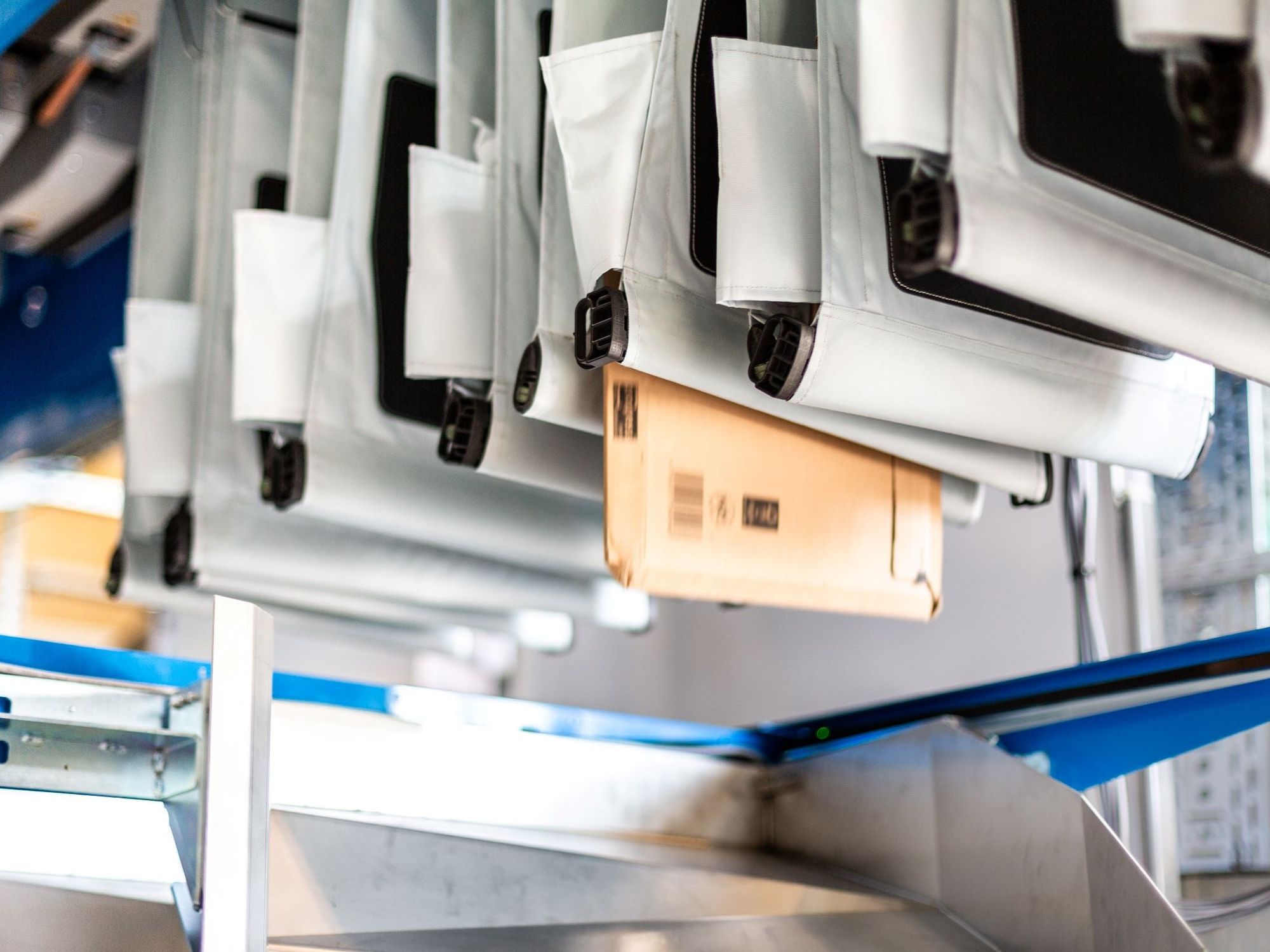 Neue AutoDrop-Funktion von Beumer: Pouches berührungslos handhaben