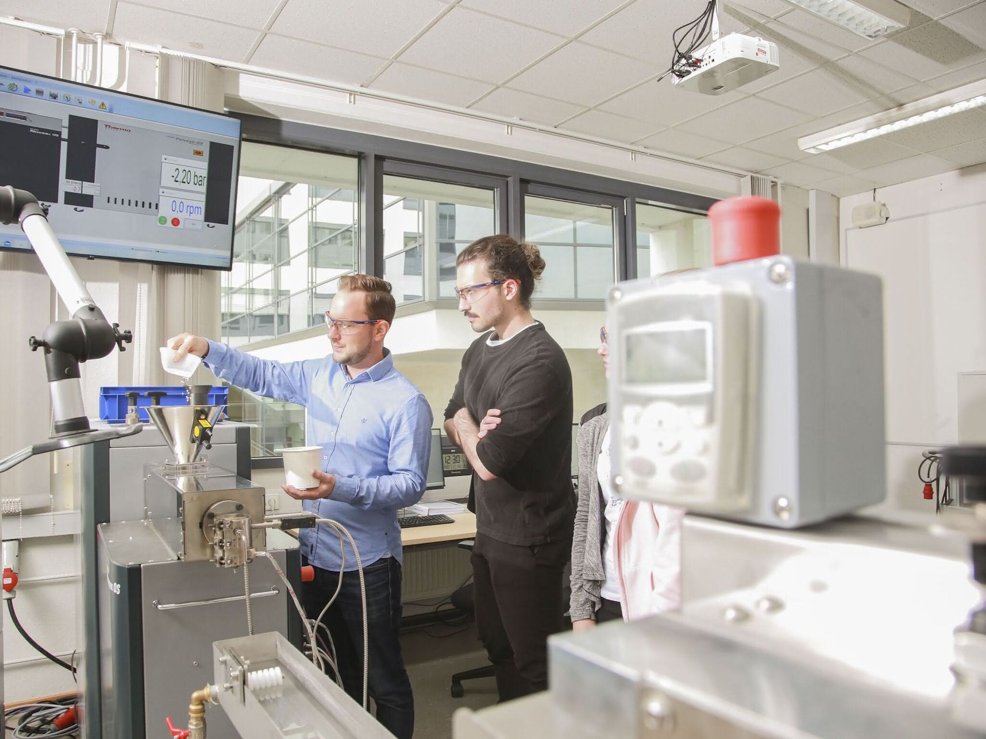 Digitales Labormanagementsystem für mehr Nachhaltigkeit: Projekt zur Gestaltung umweltfreundlicher Laborstrukturen Forschende bei Arbeiten im Kunststofflabor der DHBW Karlsruhe