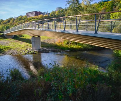 Die zweifeldrige Blockträgerbrücke ist durch ihre Konstruktion in Holzbauweise ein „klimagerechtes Bauwerk“ (Foto: Peter Beckmann)