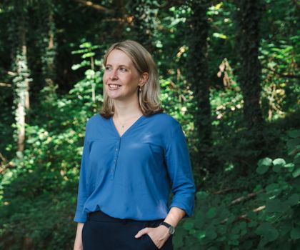 Bauministerin Verena Hubertz in einem Wald