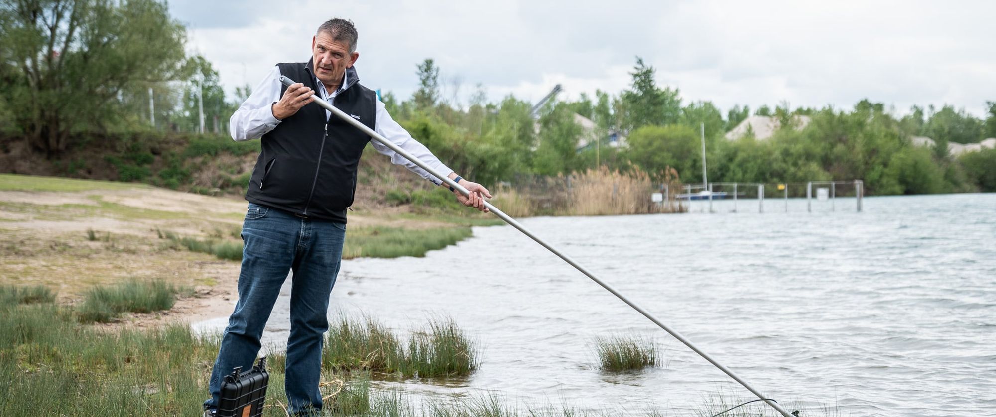 Reinhold Keller entnimmt Proben zur Wasseranalyse aus der Seine Reinhold Keller entnimmt Proben zur Wasseranalyse aus der Seine im Auftrag für die Stadt Paris