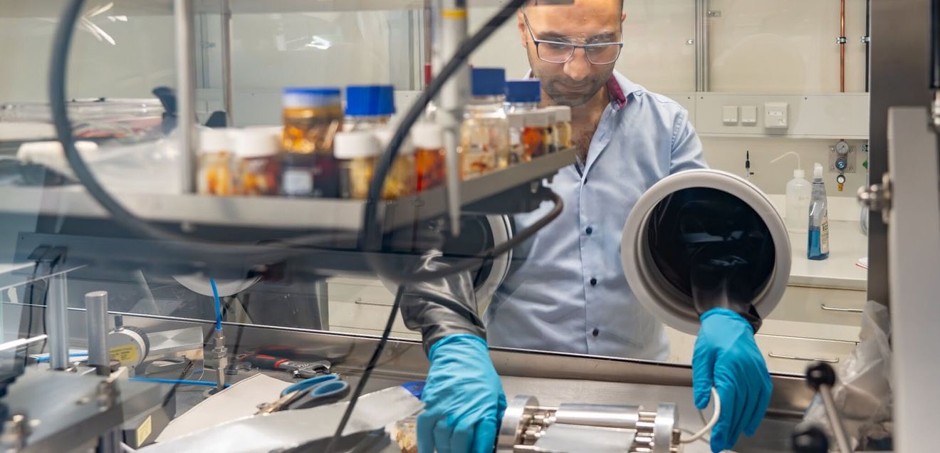 Mitarbeiter im Labor bei der Batterieforschung Mitarbeiter im Labor bei der Batterieforschung