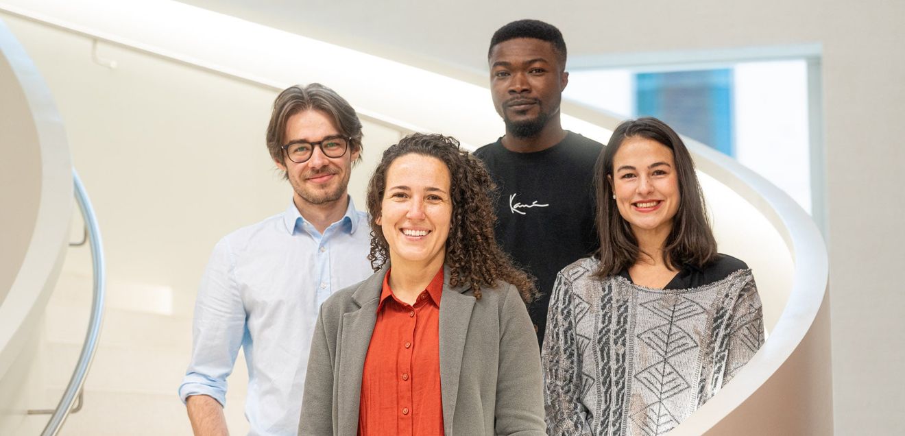 Nanofasern aus Obst und Verpackungen aus Kartoffeln: BioWin entwickelt Materialien aus Reststoffen Mitgieder der Nachwuchsforschungsgruppe: Gruppenleitung: Dr. Vanessa Castro (Mitte) und Doktorandinnen und Doktoranden: Anthony Gerhardt, Emmanuel Udekwe Nwanegbo, Una Smailbegovic.