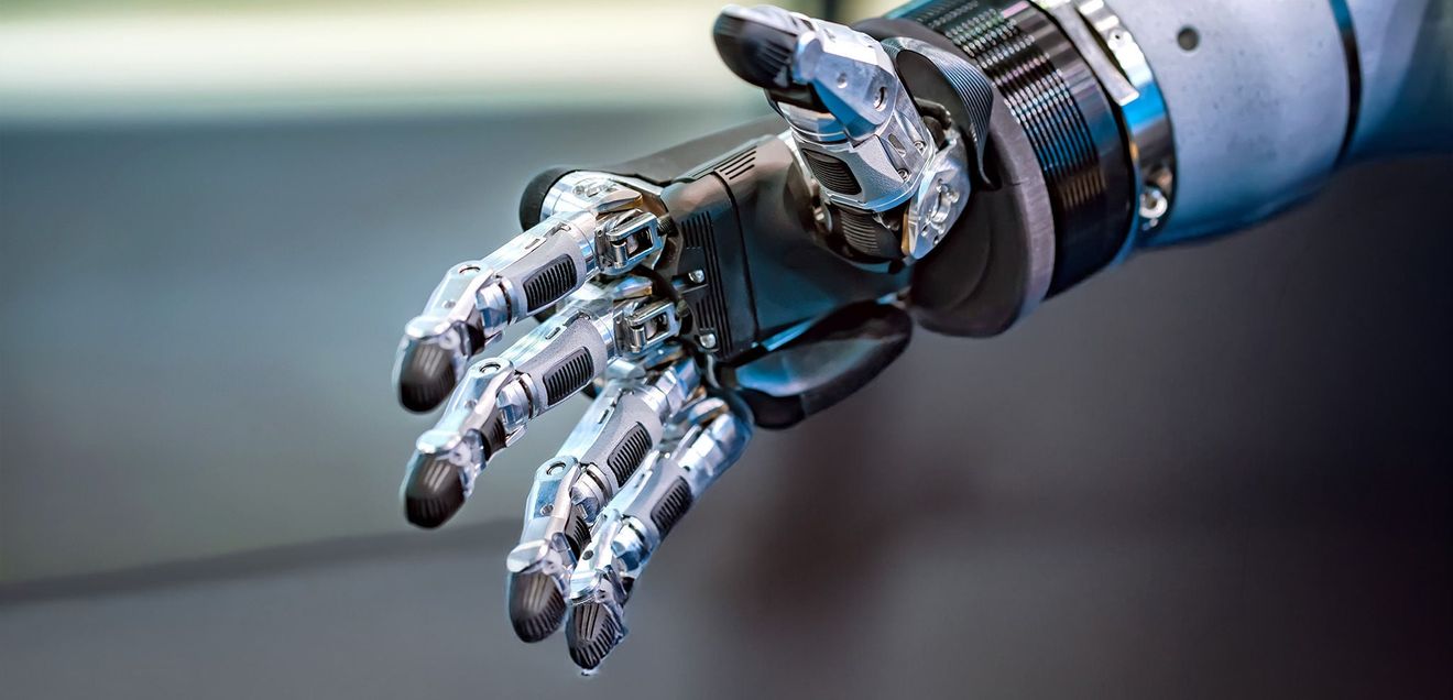 Infineon Startup Challenge 2026: Humanoide Robotik im Fokus. Symbolbild Hand eines humanoiden Roboters Hand eines humanoiden Roboters