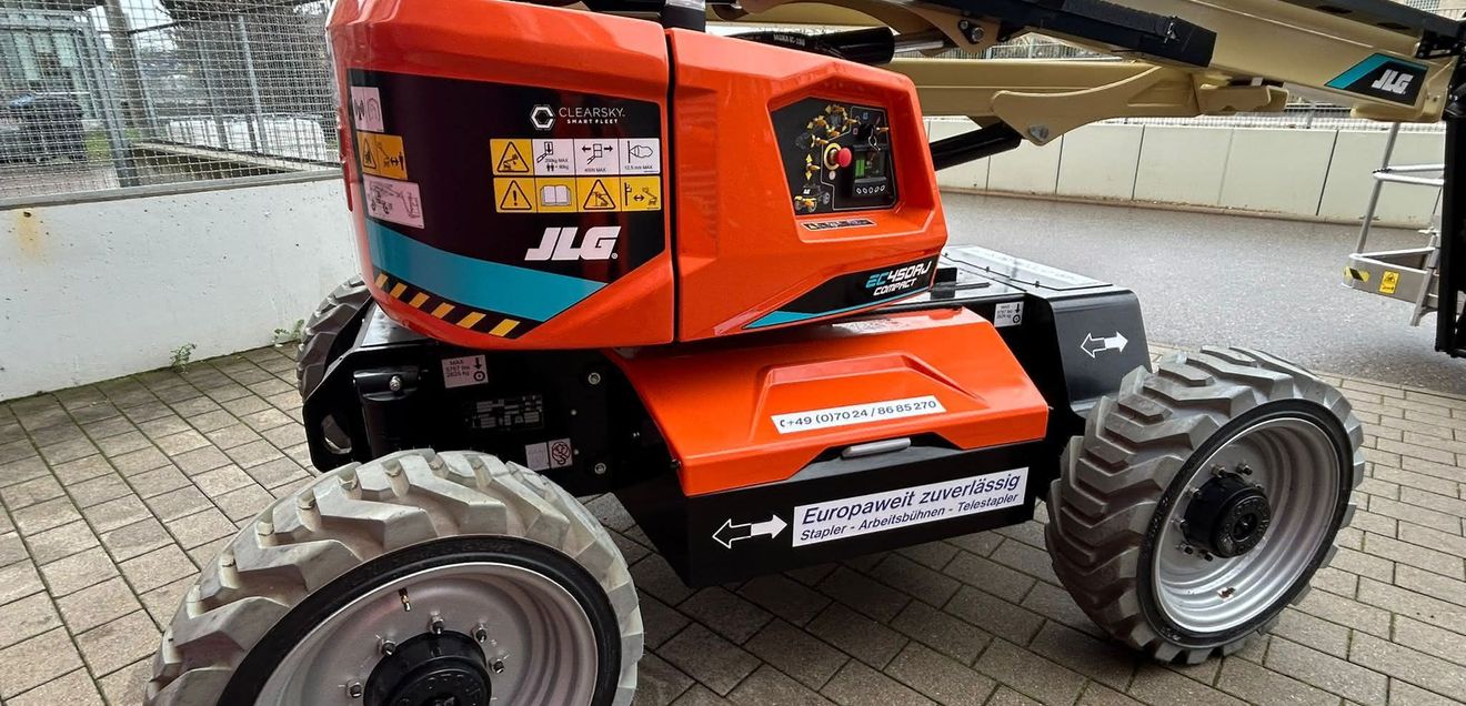 Eine neue elektrische Arbeitsbühne in roter Lackierung und im eingeklappten Zustand