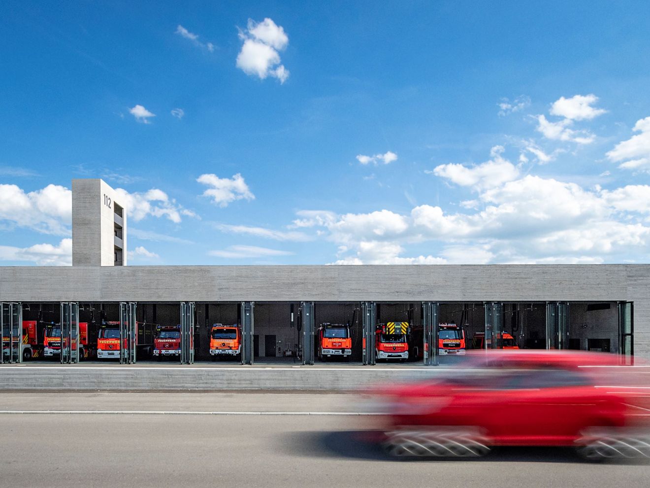 Beim Neubau der Feuerwehr und des Bauhofs in Metzingen entschieden sich dasch zürn + partner Architekten für monolithische Gebäudehüllen aus 60 Zentimeter starkem Liapor-Leichtbeton Neubau Feuerwehr und Bauhof