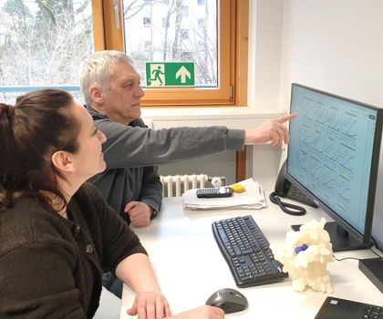 Bittergeschmacksrezeptoren: Wie Hormone Geschmack und Gesundheit beeinflussen Tatjana Lang (l.) und PD Dr. Maik Behrens bei einer Arbeitsbesprechung im Büro
