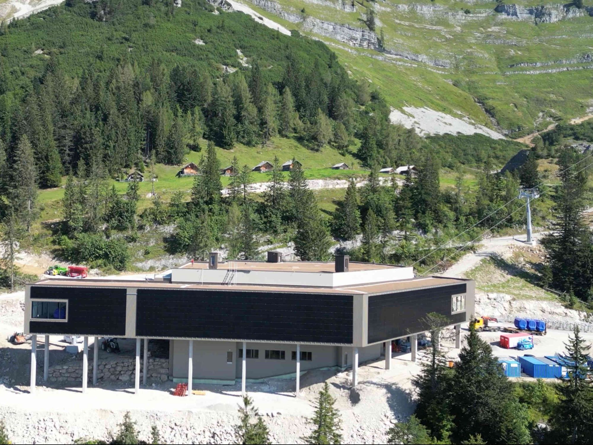 Die neue Loser Panoramabahn wird auch mit Sonnenstrom von der 900 Quadratmeter großen PV-Fassade von mo energy systems betrieben. Die neue Loser Panoramabahn wird auch mit Sonnenstrom von der 900 Quadratmeter großen PV-Fassade von mo energy systems betrieben.