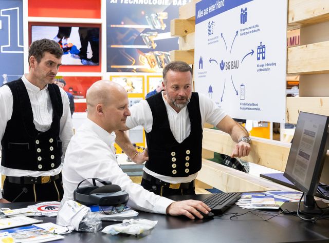 Beratung am Messestand der BG BAU