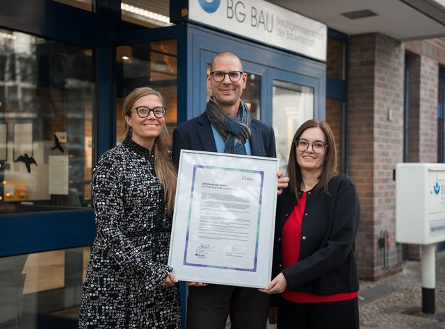 Die BG Bau mit der Beitrittsurkunde „Die Charta der Vielfalt“