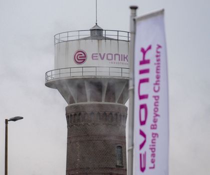 Evonik Logo an Turm Evonik Logo an Turm