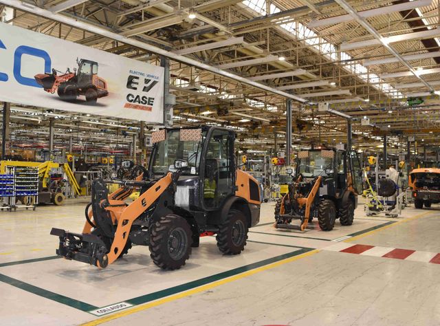 CNH eröffnet Produktionslinie für elektrische Kompaktlader von Case Neue Case Kompatklader in der Fertigungshalle in Turin
