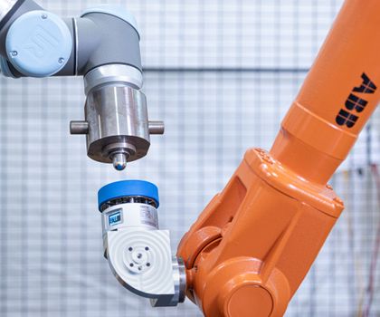 Fraunhofer IPA zeigt Automatisierungslösungen für Labor und Reinraum auf der automatica Auf dem automatischen Kollisionsprüfstand werden Cobots einmalig vermessen und so ein Kollisionsmodell erzeugt, das bei der Sicherheitsauslegung genutzt werden kann.