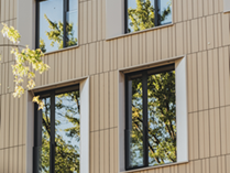 Die großzügigen Fensterflächen des modernen Bürogebäudes schaffen lichtdurchflutete Räumlichkeiten während die vorgehängte, hinterlüftete Fassade für ein angenehmes Raumklima sorgt.