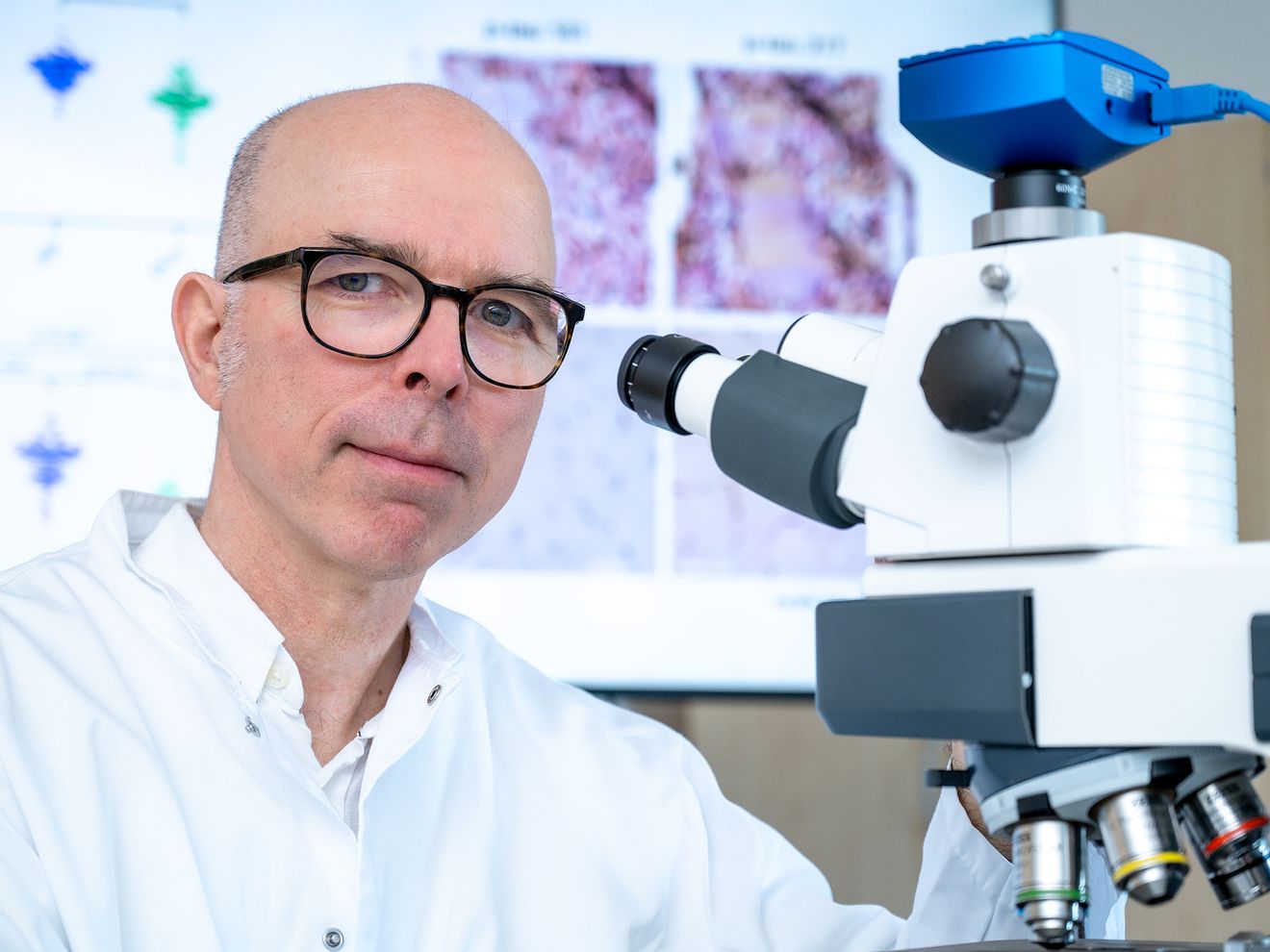 Prof. Markus Otto am Mikroskop Prof. Markus Otto am Mikroskop