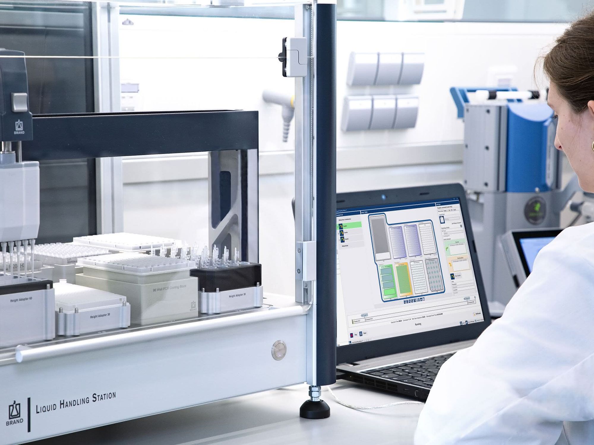 Liquid Handling Automatisiertes Tropfen abstreichen Mitarbeiterin im Labor