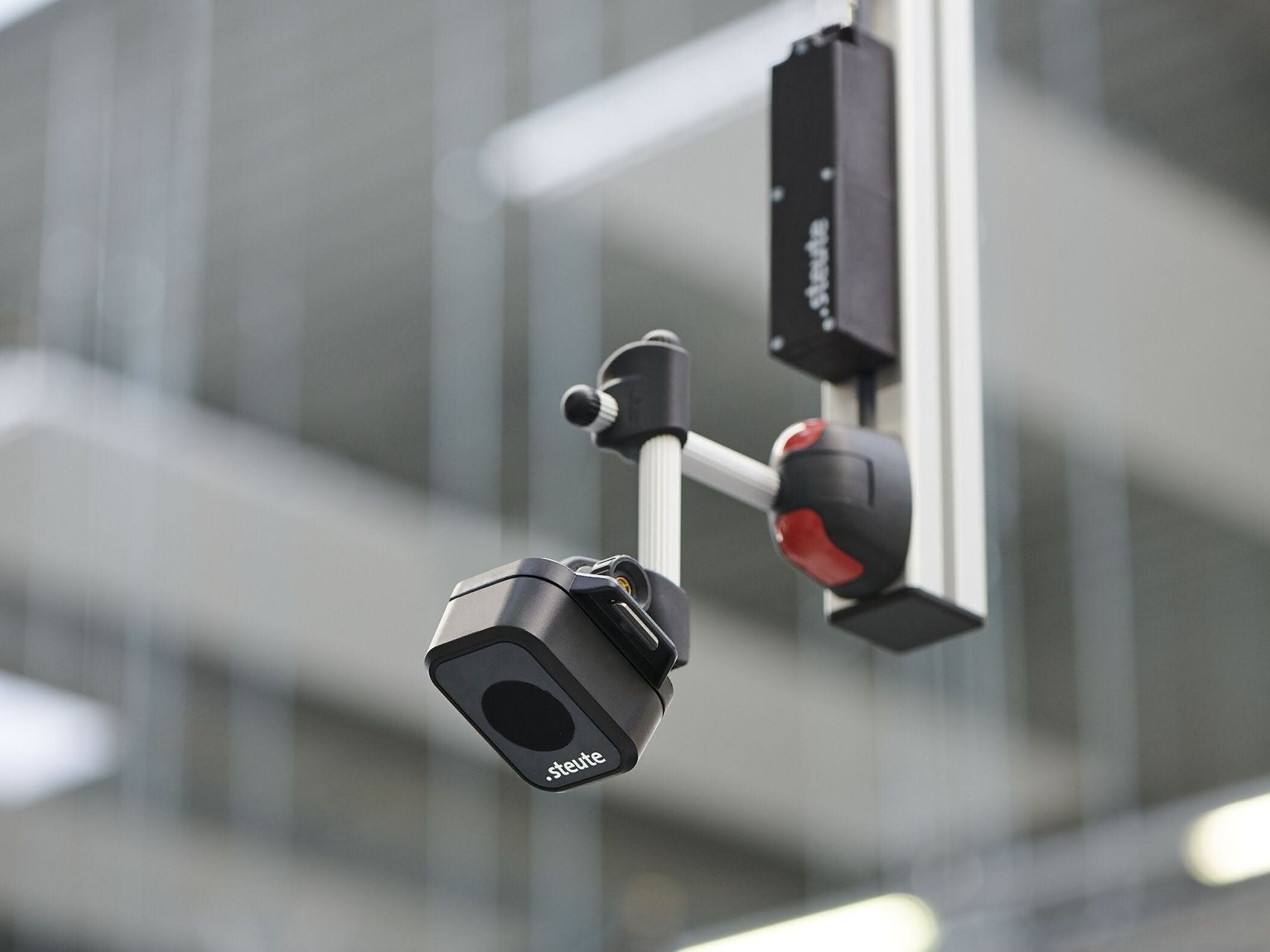 Bestandteil der Nachschubsteuerung: Lasersensoren erfassen zum Beispiel den Bestand von Palettenware oder palettierten Behältern. Bestandteil der Nachschubsteuerung: Lasersensoren erfassen zum Beispiel den Bestand von Palettenware oder palettierten Behältern.
