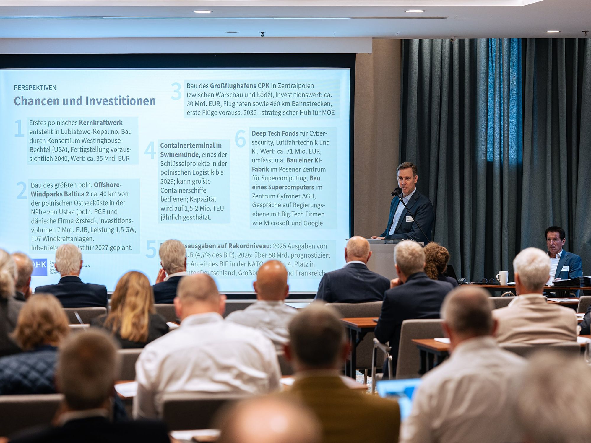 Polen als Wachstumsmarkt und Partner beim Wiederaufbau der Ukraine: Dr. Lars Gutheil, Hauptgeschäftsführer der Deutsch-Polnischen Industrie- und Handelskammer, ordnete auf der Mitgliederversammlung die wirtschaftliche Entwicklung Polens und die Chancen für die Bauwirtschaft ein. Polen gehört zu den dynamischsten Volkswirtschaften Europas und kann auch für den Wiederaufbau der Ukraine eine wichtige Rolle als wirtschaftlicher und logistischer Hub übernehmen.