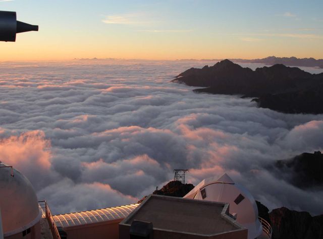 Arsen in der Atmosphäre wird auf dem Bergobservatorium untersucht Blick auf die Wolken vom Bergobservatorium Pic du Midi in Frankreich