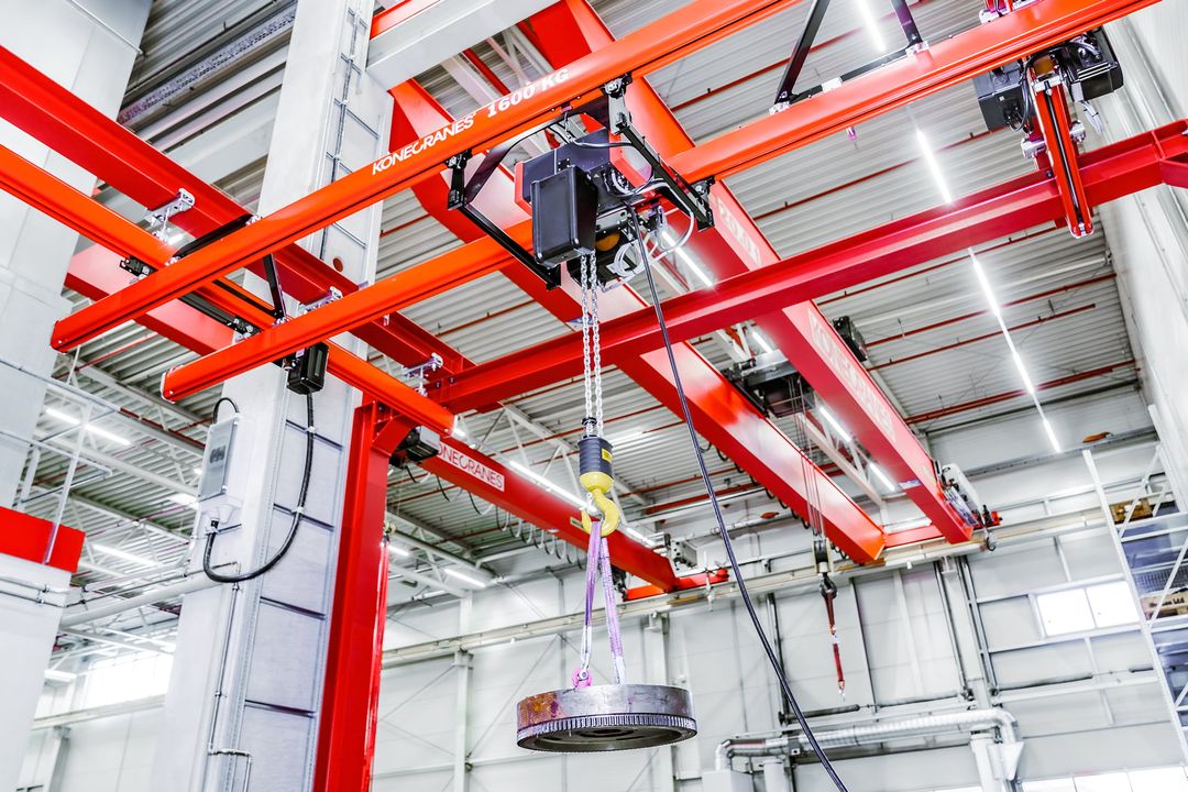 Modulare Kranlösung: Durchgängiger Materialfluss trotz baulicher Einschränkungen Modulare Kranlösung: Durchgängiger Materialfluss trotz baulicher Einschränkungen