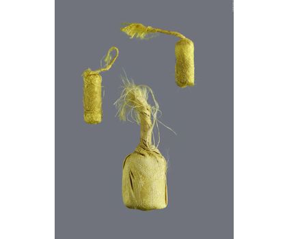 Analyse mit 3D-Tomographie und KI: Zerstörungsfreie Analyse historischer Schriftrollen Drei winzige Schriftrollen mit Längen zwischen 3 und 5 Zentimetern wurden im Inneren des Schreins gefunden. Sie sind in Seide gewickelt und verklebt.