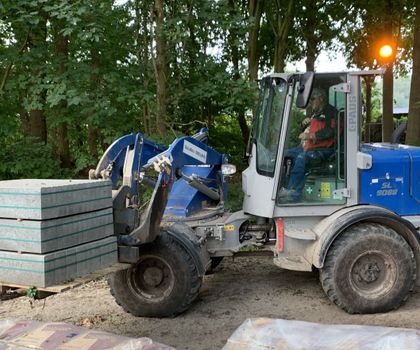 Innovativer Schwenklader SL 9088 von Paus im Einsatz am Dreiländereck Ein mit Steinplatten beladener SL 9088 von Paus im Einsatz