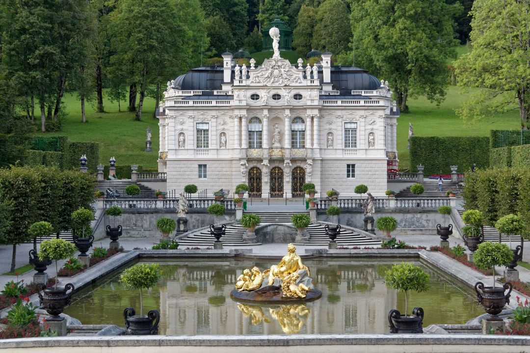 Um die Venusgrotte von Schloss Linderhof künftig vor eindringendem Niederschlag zu schützen, ummantelt seit Kurzem eine Schale aus Liapor-Leichtbeton die historischen Gewölbe. Liapor-Leichtbetonschale für die Venusgrotte