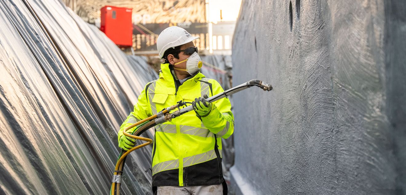 Die Bauwerksabdichtung von Remmers wurde im Spritzverfahren appliziert.