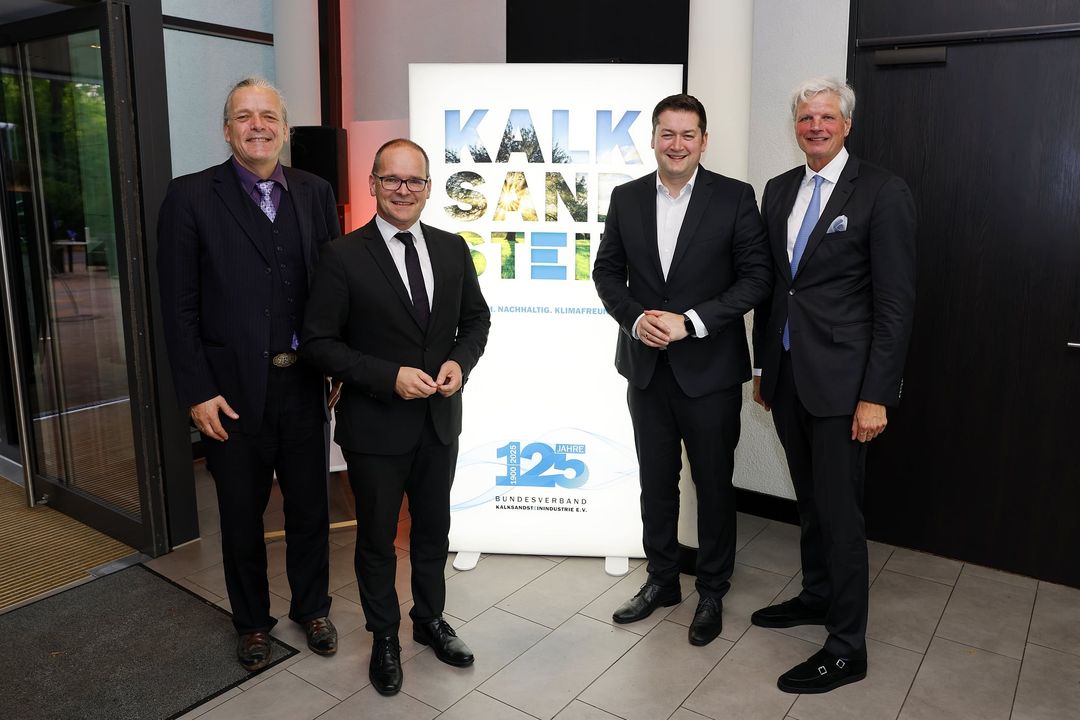 125 Jahre Bundesverband Kalksandsteinindustrie e.V. – Gemeinsam ist besser als allein 125 Jahre Bundesverband Kalksandsteinindustrie e.V. – Gemeinsam ist besser als allein