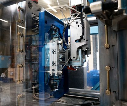 Effiziente Rollenfertigung: Roboter steigern Produktion an vollelektrischer Spritzgussmaschine
